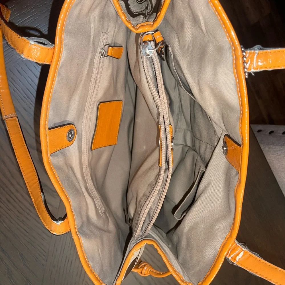 Coach - Picture 4 of 6